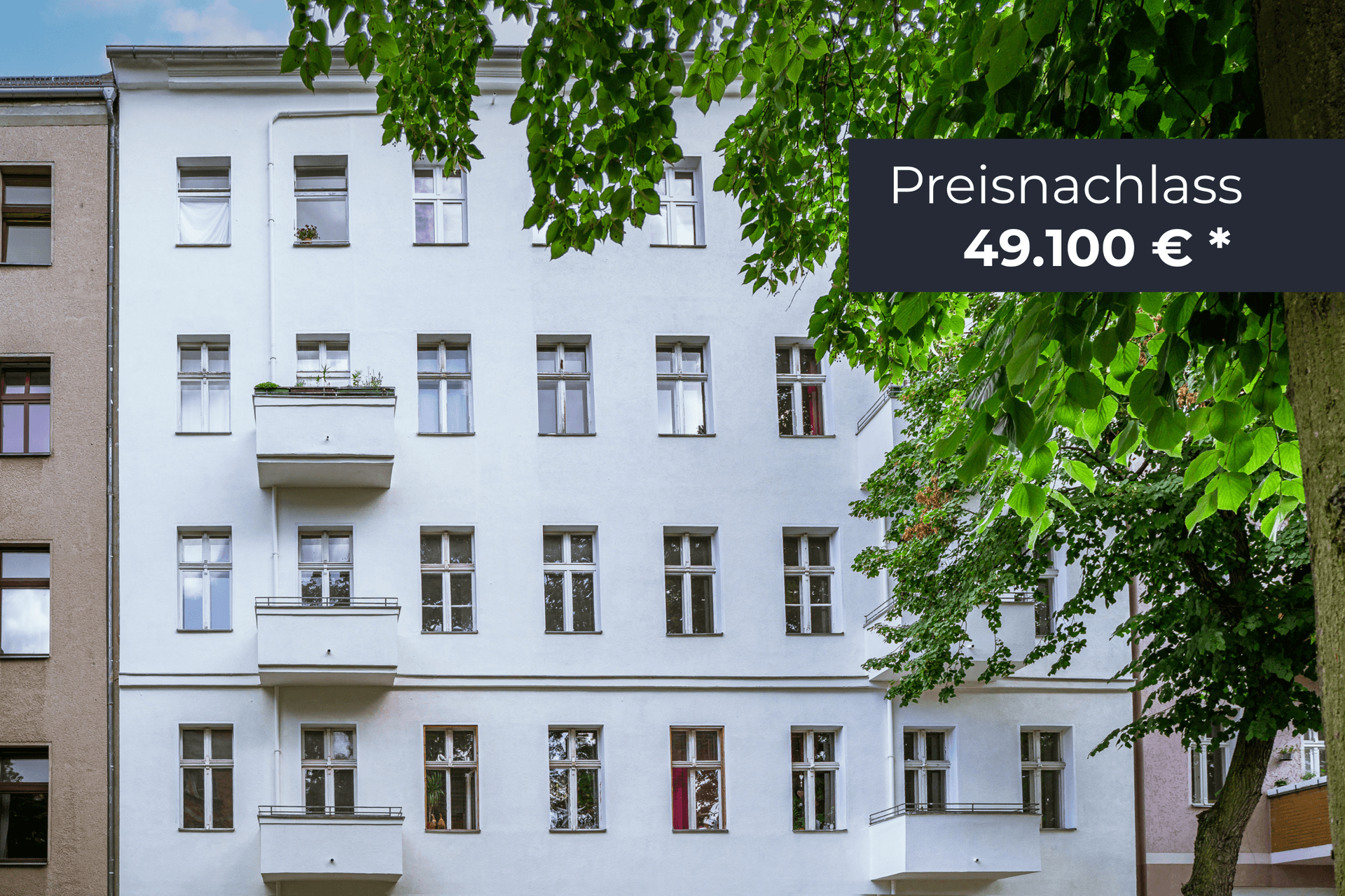 Ein Foto der Frontansicht des Gebäudes in der Lucy-Lameck-Straße 15 in Berlin-Neukölln. Rechts oben ein Störer mit dem Text "Preisnachlass 49.100 €"